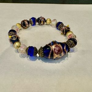 Beautiful crystal stretch bracelet with Lapis lazuli stones
